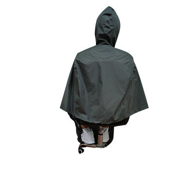เสื้อกันฝนโพลีเอสเตอร์แบบใช้ซ้ำได้สีดำ Poncho ความหนา 0.1 มม. สำหรับผู้พิการ